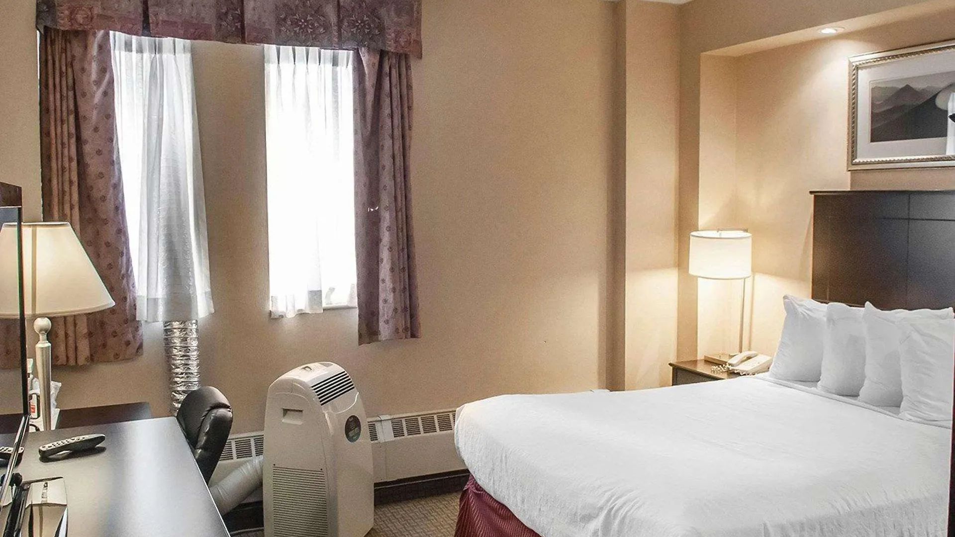Econo Lodge Inn & Suites Downtown Toronto Hotel