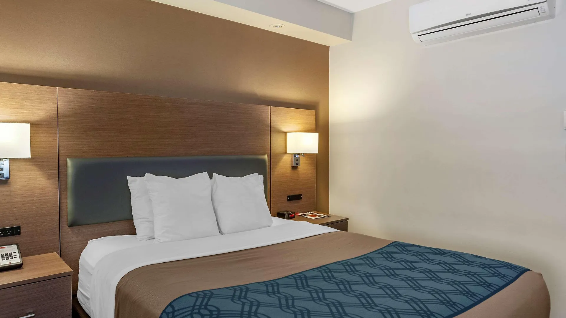 Econo Lodge Inn & Suites Downtown Toronto 2*,  Canada