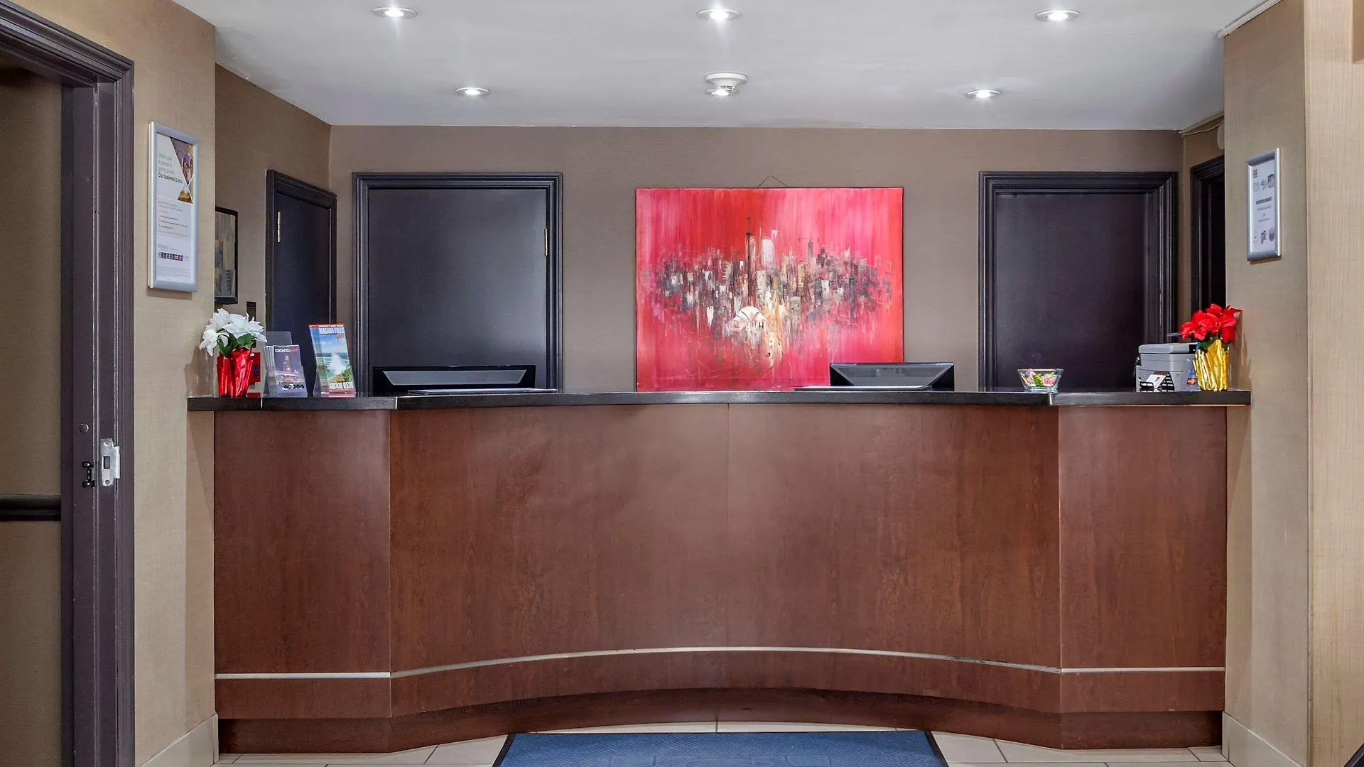 Econo Lodge Inn & Suites Downtown Toronto 2*,