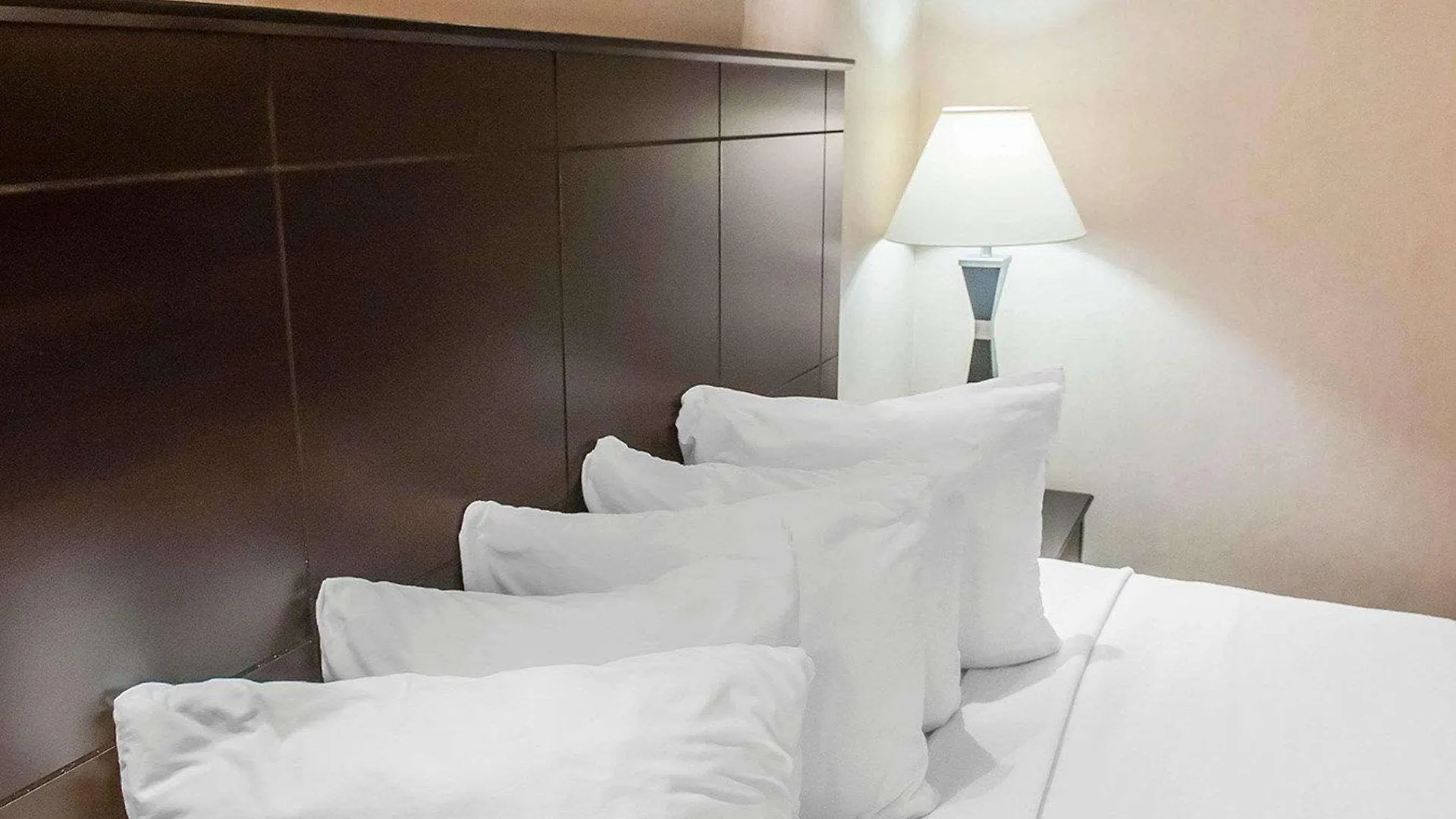 ** Szálloda Econo Lodge Inn & Suites Downtown Toronto Kanada